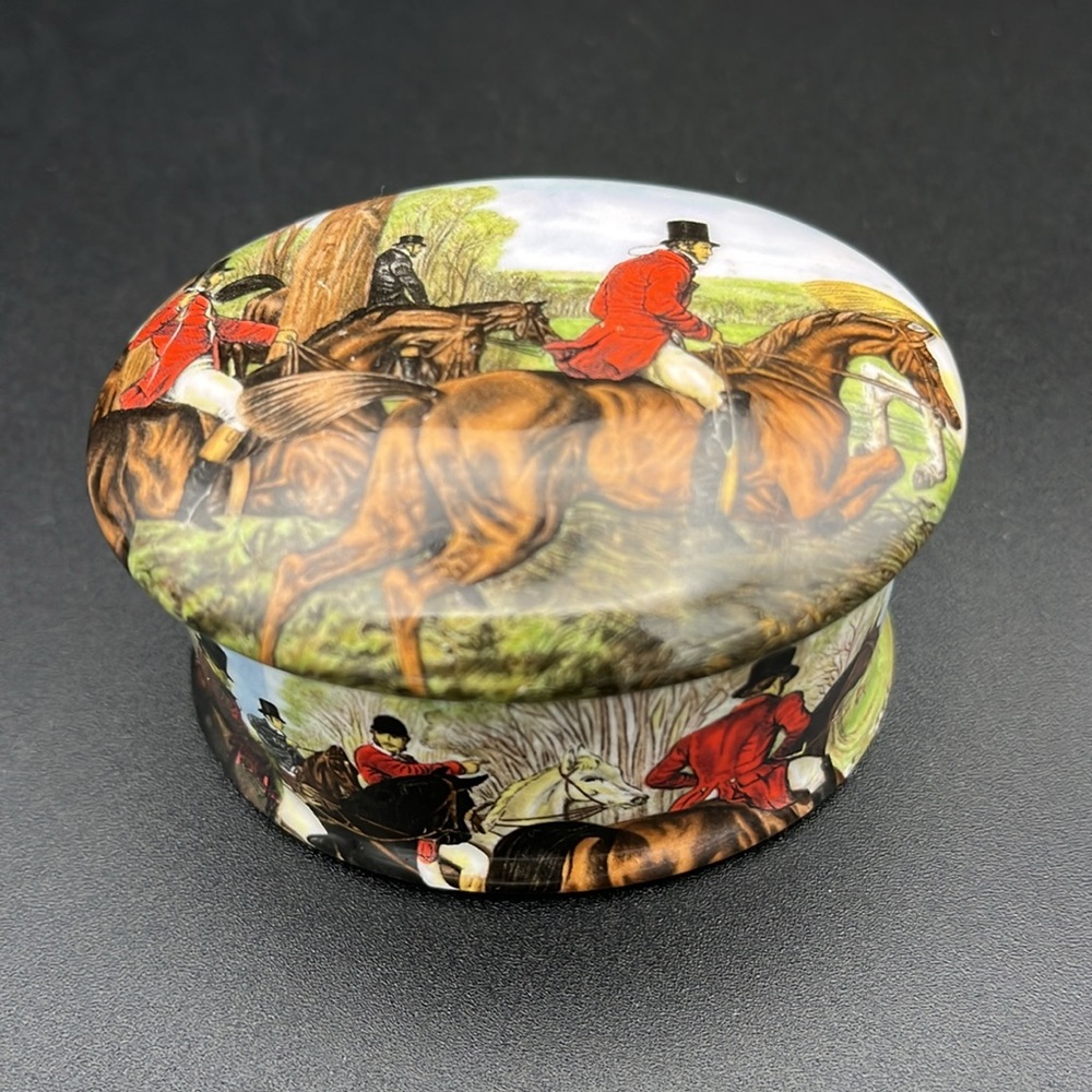 Vintage Newhall Staffordshire bone china trinket box featuring a hunting scene. - Picture 13 of 13